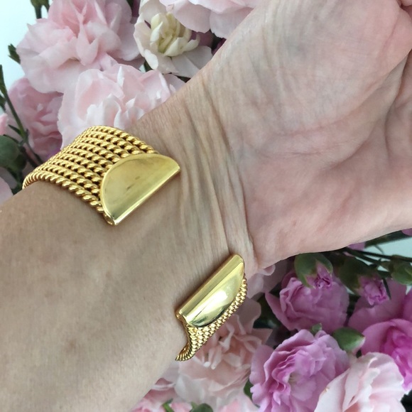 Beautiful Gold Tone Vintage Bracelet Solid Sturdy one size fits all - Picture 3 of 3